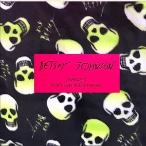 Betsey Johnson oversized throw green skulls 50x70